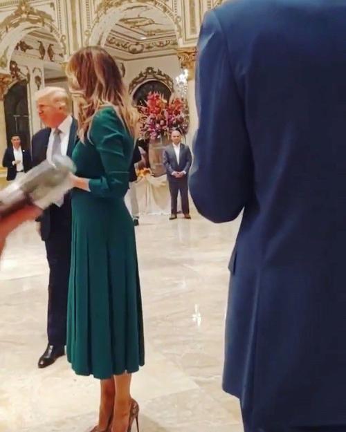 特朗普夫妇晚宴上跳华尔兹梅拉尼娅裹绿裙超美退休生活很惬意