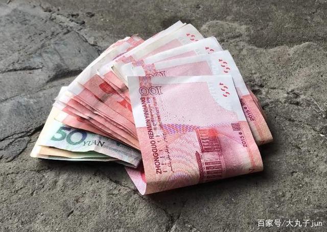 路上发现一沓钱,再多也不要捡!十个有九个被骗,都看看