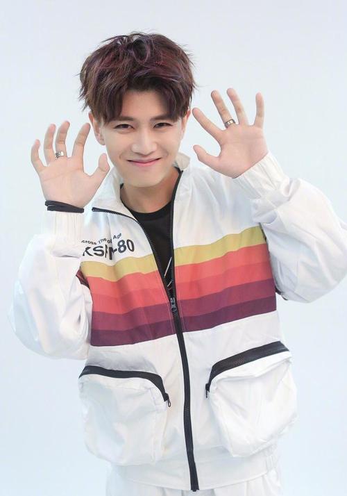 任嘉伦一身白色运动装清新温暖,黄景瑜长款大衣,身材