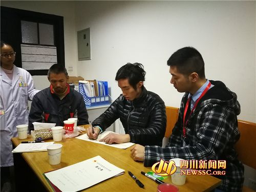 今日上午,四川省红十字会工作人员为谢正强讲解遗体捐献登记