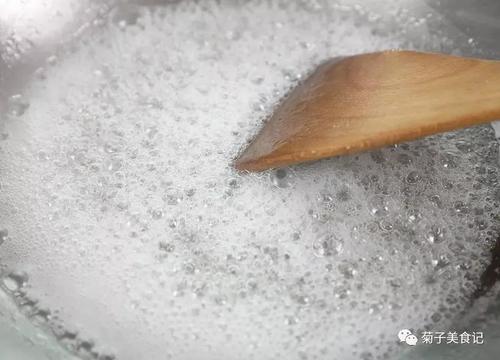 ▼4,滴几滴白醋下锅,就可以关火了,因为加了米醋白糖会迅速结晶