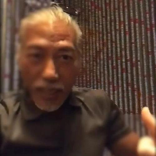 58岁"东星乌鸦"张耀扬满头白发劲霸气! 再会陈小春引无数回忆