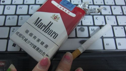 过万宝路软包的烟 没太注意过    今儿在统一银座买了一盒