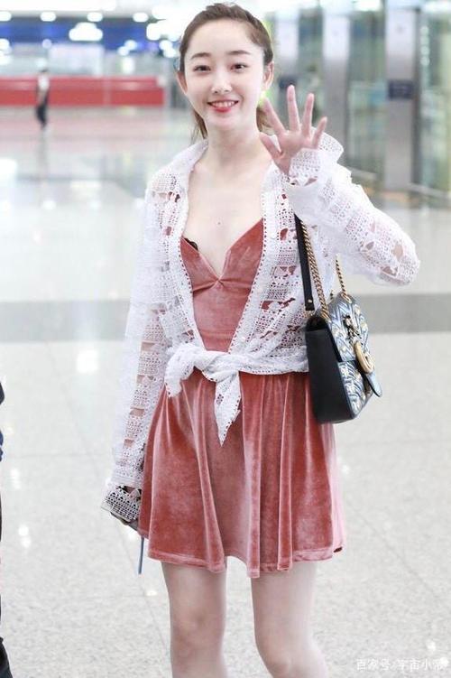 蒋梦婕真爱短款连衣裙,好身材大长腿肌肤雪白,真会穿