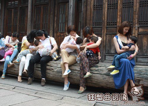 56岁辣妈闹市哺乳56名辣妈哺乳快闪