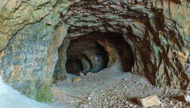 放羊娃意外发现日军宝藏,用13辆卡车才拉完,政府奖励