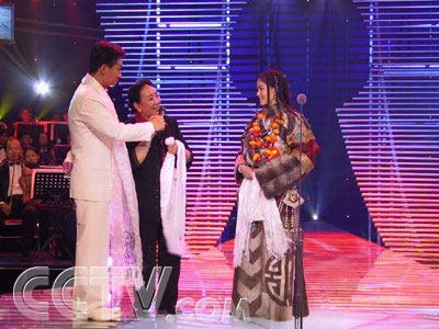 观众最喜爱的歌手获奖者索朗旺姆与著名歌唱家才旦卓玛  责编:燕芳