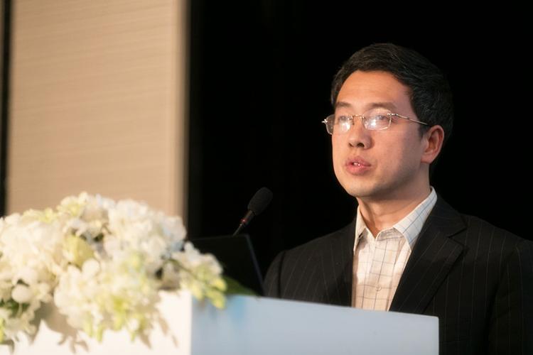 申万宏源研究所副总经理董梁发表演讲