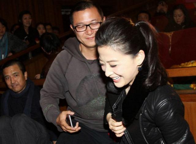 梅婷与老公秀恩爱,在会场座位上怕媳妇着凉贴心为她穿