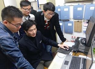 宁波宿管大伯逆袭成才 凭自学开发宿舍管理系统