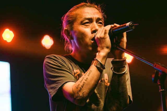 痛仰:在"硬核乐队"加一个"曾经"就会比较容易理解;对于我们,每个时期