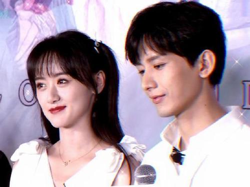 袁冰妍成毅直播亲热,张予曦等人表情亮了!网友:这谁受