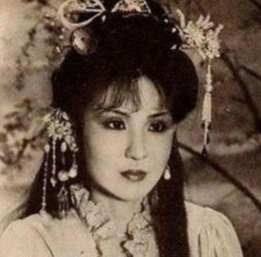 长得丑演女主被嘲像"大妈",看到年轻时照片,才知误会她多年