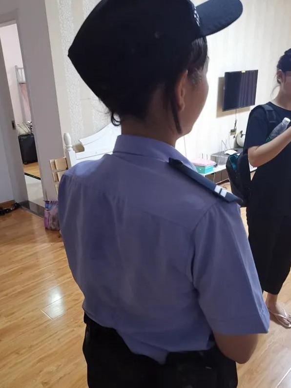 她只有背影在网络上热传一位"95"后警花小姐姐的照片这几天2020-08-11