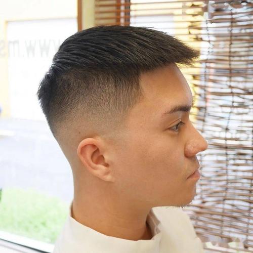 两边铲男生短发发型,采用渐变发色的搭配设计,勾勒出帅气迷人的时尚