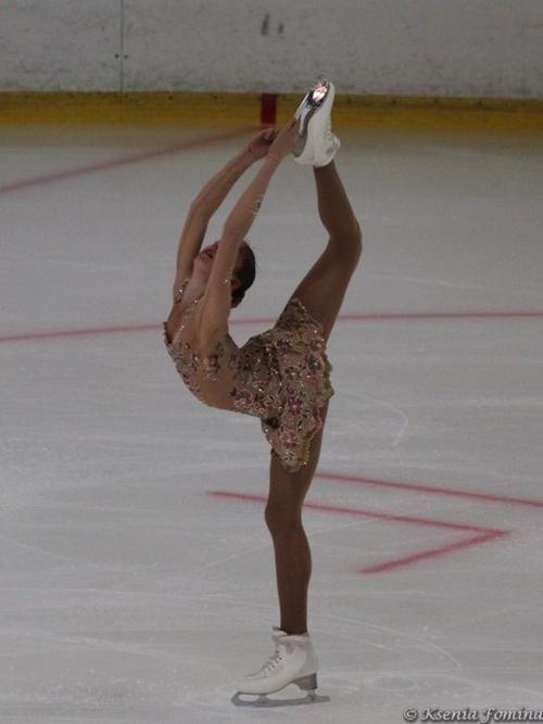 科罗维利科娃的提刀燕式