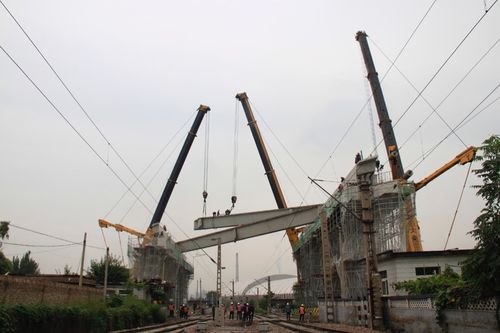 新店街立交桥上跨铁路线架梁施工完成阶段性攻坚任务
