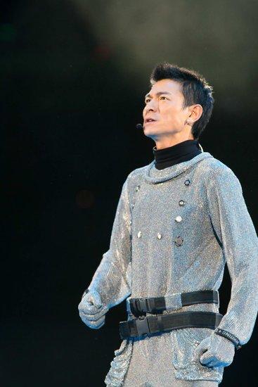 刘德华跨年唱摇滚《中国人》 踏虚空似天外飞仙