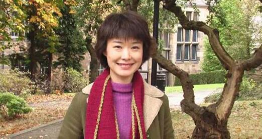 王雪纯近照,49岁依旧保留利落短发,曾主持8年《正大综艺》