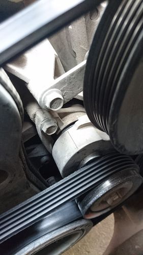 荣威发电机皮带走向图,荣威350发电机皮带安装完