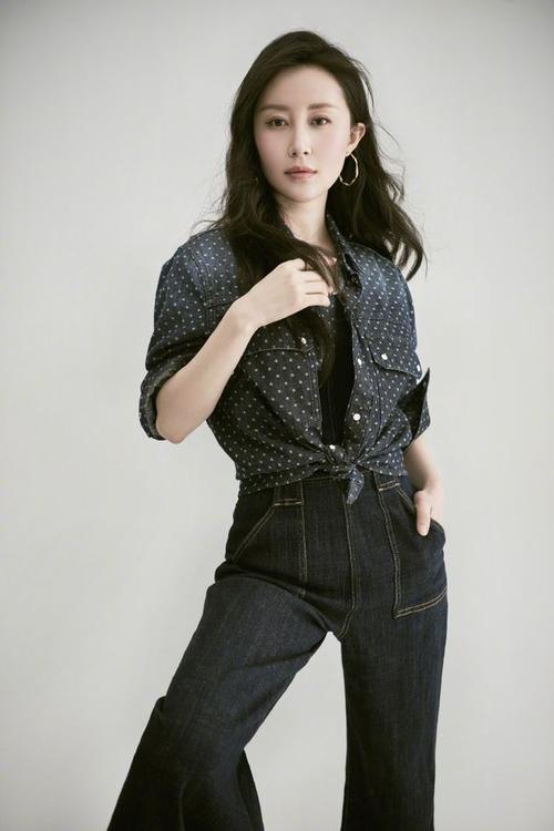 舒畅一改往日温柔波点衬衫搭配牛仔阔腿裤飒爽霸气个性十足