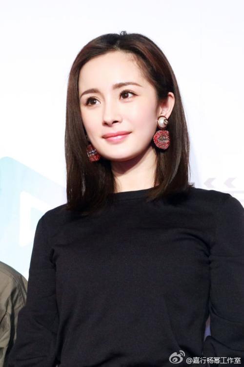 杨幂# 蜜蜂们久等了,今天剧组放风第一弹照片放出(四月唯一的一天