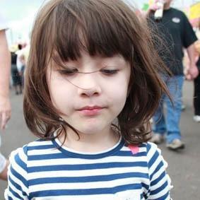 天真可爱的萌孩子,女生头像图片-回车桌面