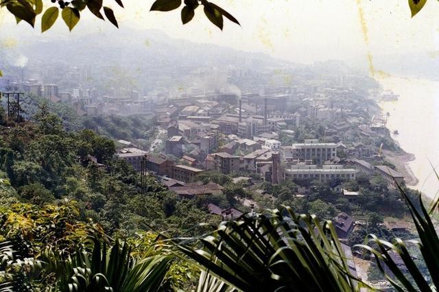 怀旧老照片:重庆化龙桥国营工厂繁华旧影,集体生活的