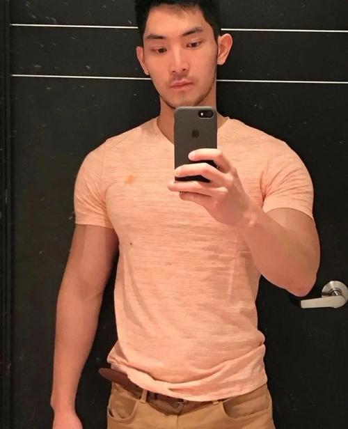 国外一脱成名的上海肌肉男小哥哥包晗