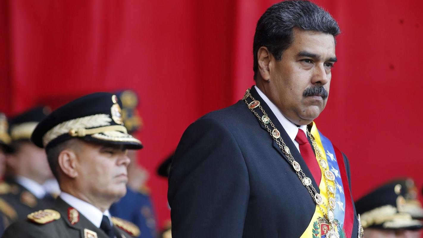 委内瑞拉总统演讲时遭暗杀,保安拿出雨伞掩护