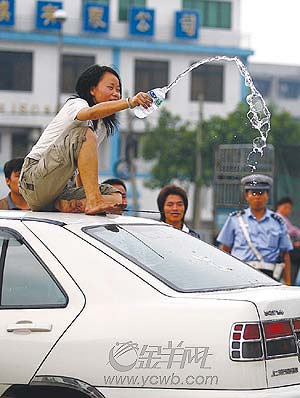 少女失恋后发疯自虐 每天随陌生男人出去玩(图)