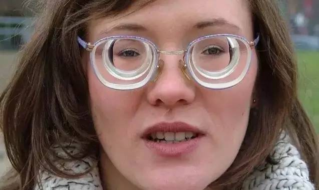 看看2000度眼镜片有多厚!