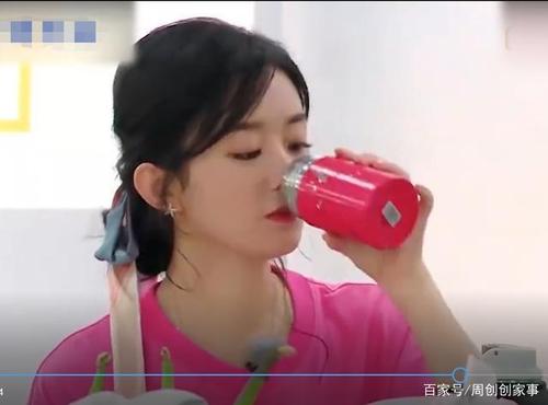 当镜头一扫而过赵丽颖的保温瓶时,网友表示:果然是生
