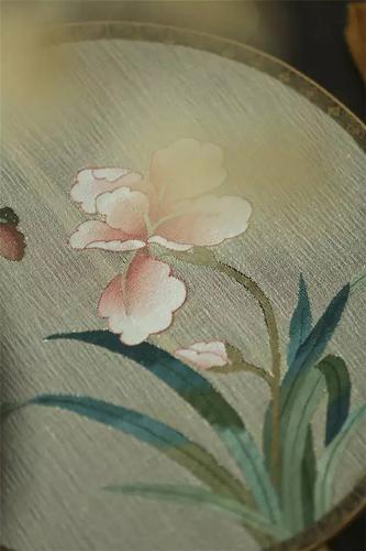 南通"本缂丝"的传承人要求家里的子女都参与到缂丝工艺的学习中来