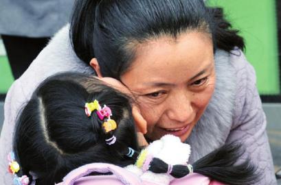 给回家的亲人一个拥抱(组图)