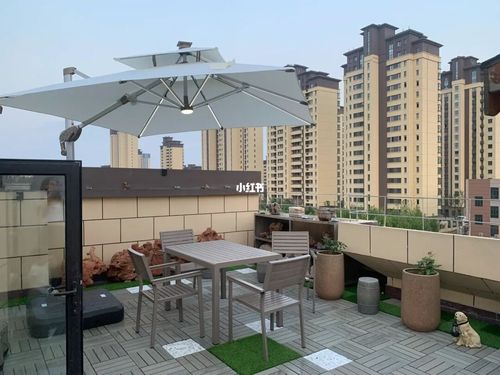 叠墅露台_露台_户外_秋千_夏天去哪玩_绿植_地板_沙发