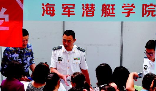 海军潜艇学院招生人员向家长介绍学校情况.