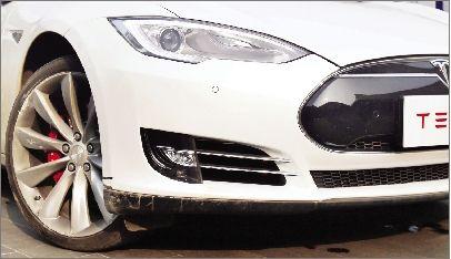 120码试驾特斯拉蹭了石阶汽车轮毂没保险或赔5万