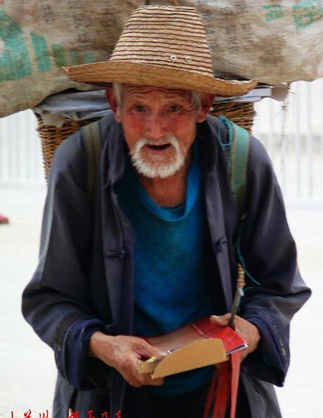 已经时过境迁了.  脑海里还会不时的浮现出,那位衣衫褴褛的流浪老人.