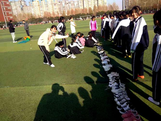 在测坐位体前屈时,同学们提前脱鞋,自发将鞋子摆放整齐.点赞!