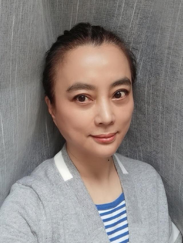 原创"玉兔精"李玲玉近照曝光!素颜出镜牛奶肌依然美,完全不似56岁