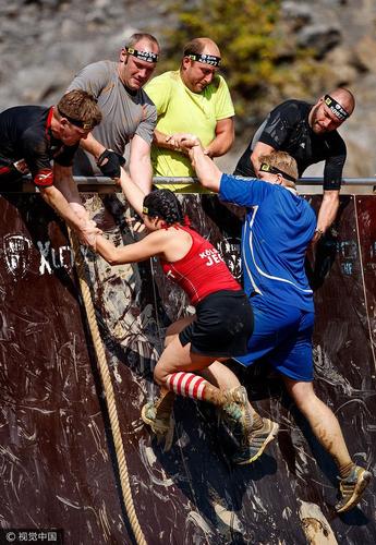近日,德国伍珀塔尔市,选手参加xletics challenge nrw比赛,翻山爬坡