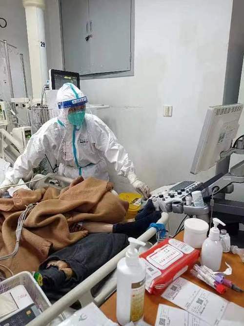 对于需要吸痰,气管插管的危重症病人,医生护士几乎是与病毒在打"白