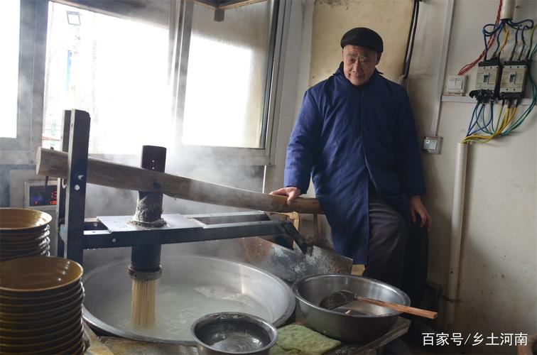 河南小镇上的传统饸饹面,压面全靠屁股坐,食客络绎不绝