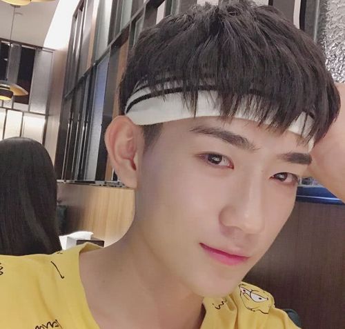 阳光帅气的可爱00后小鲜肉帅哥照片,在家中每个帅哥都