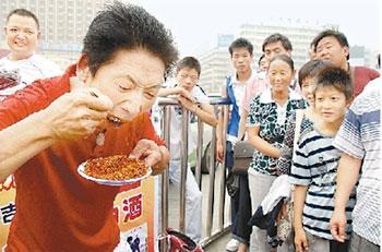 中国辣王李永志在吃辣椒