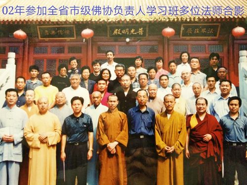 《柏林寺方丈——明海法师》  明海法师生于1968年,毕业于北京大学