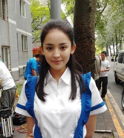 女星"罕见大学照",娜扎青涩可爱,郑爽钢牙抢镜,而她判