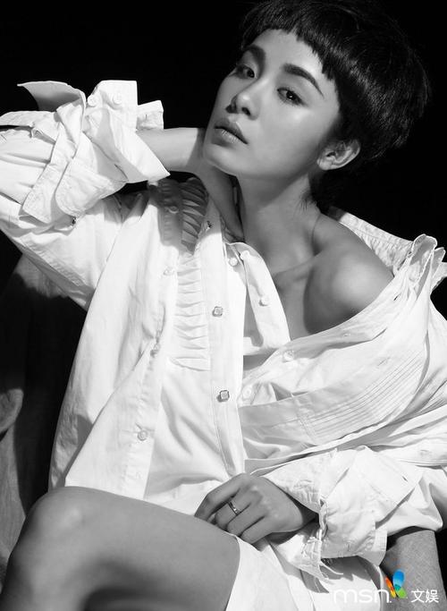 演员金晶黑白写真 复古范冷艳迷人