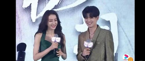 迪丽热巴,任嘉伦出席活动,现场上演摸头杀